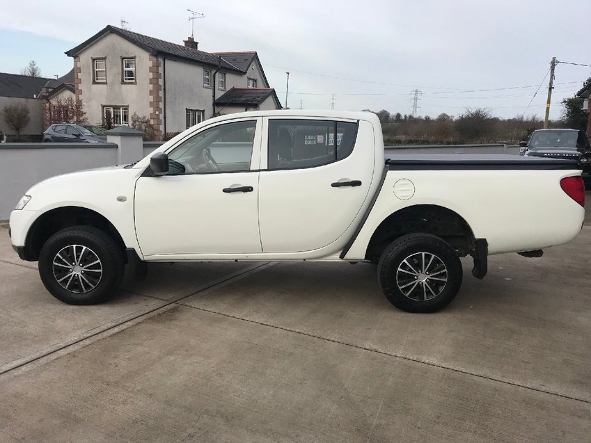 MITSUBISHI L200